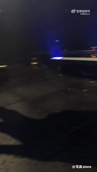 周一内涵囧图云飞系列 妹子捧的蛋糕又白又大又嫩