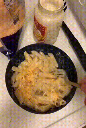 周一内涵囧图云飞系列 妹子捧的蛋糕又白又大又嫩