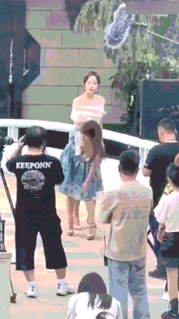 周一内涵囧图云飞系列 妹子捧的蛋糕又白又大又嫩