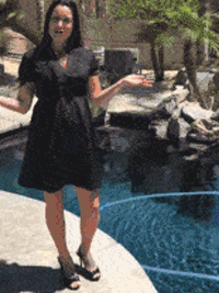 周五福利囧图云飞系列 美女压枪的手势很专业呀！
