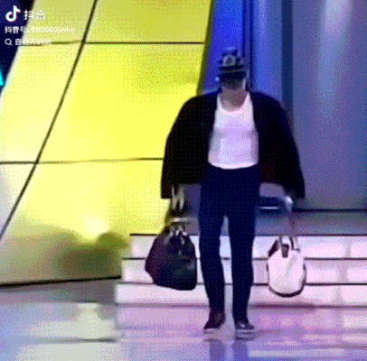 周一内涵囧图云飞系列 美女都负重玩还玩的那么溜