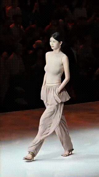 3DM轻松一刻第1724期 好色章鱼哥攀上美女细腰