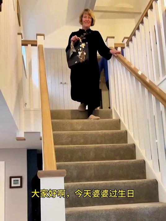 婆婆过生日,爷俩做蛋糕,全家出门吃大餐!