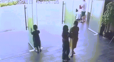 3DM轻松一刻第1733期 羡慕狗子趴在美女胸前！