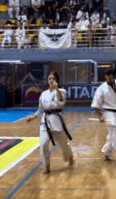 周五福利囧图云飞系列 美女一言不合就表演一字马