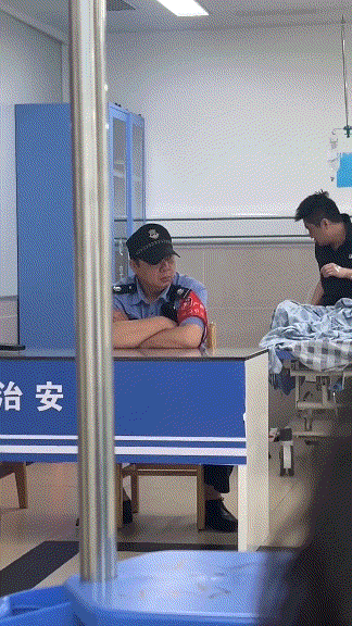 周一內(nèi)涵囧圖云飛系列 大美女穿緊身衣是絕好的！