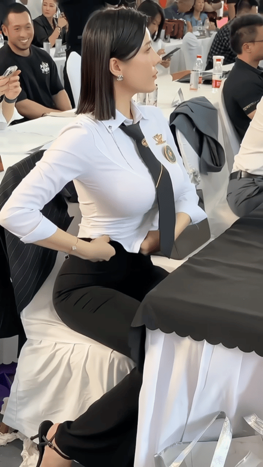 周一內(nèi)涵囧圖云飛系列 大美女穿緊身衣是絕好的！
