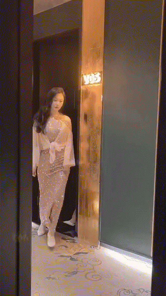 3DM轻松一刻第1740期 美女穿露背装很凉爽啊！