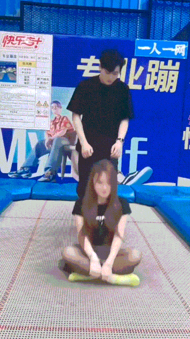 周五福利囧图云飞系列 黑丝妹荡秋千真的太好了！