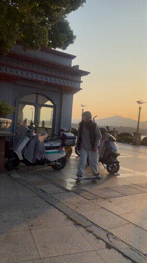 3DM轻松一刻第1765期 大爷偷窥大美女被大妈怒视