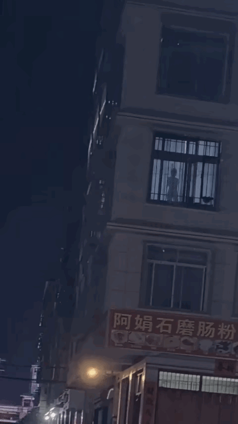 3DM轻松一刻第1770期 美女手拿大黄瓜上下比量