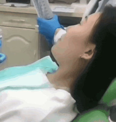3DM轻松一刻第1770期 美女手拿大黄瓜上下比量