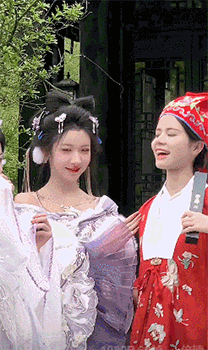 3DM轻松一刻第1770期 美女手拿大黄瓜上下比量