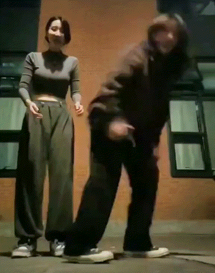 3DM轻松一刻第1772期 妹子穿及膝袜前后对比！