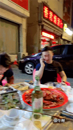 周五福利囧图云飞系列 美女不要挡路啊腿收一下