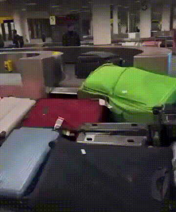周一内涵囧图云飞系列 空姐总是那么引人注目！