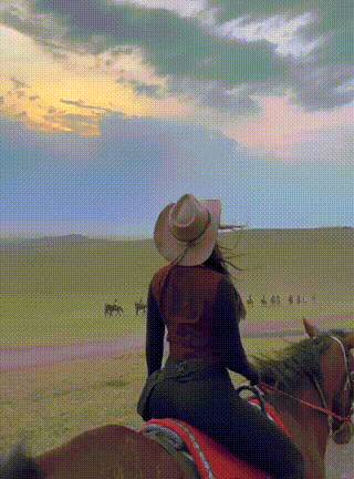 3DM轻松一刻第1775期 美女蹲桌子下叫你不要出声