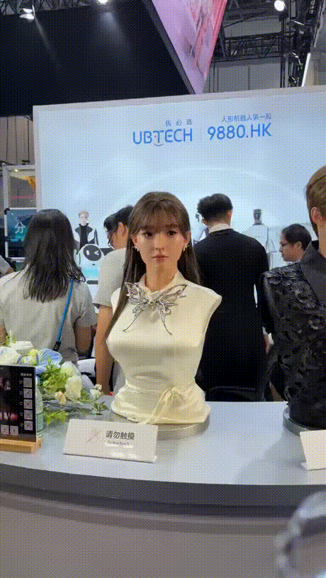 周一内涵囧图云飞系列 俏皮小姐姐怎么专攻下三路