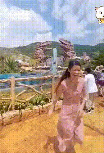 周一内涵囧图云飞系列 出水芙蓉显露性感好身材！