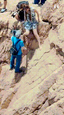 轻松一刻第1609期 妹子你的影子跑哪去呢？