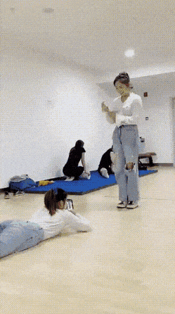 3DM����һ�̵�1644�� ��˿��Ů�ڴ������н���