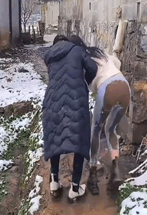 周一内涵囧图云飞系列 美女好亮的黑丝非常吸睛！