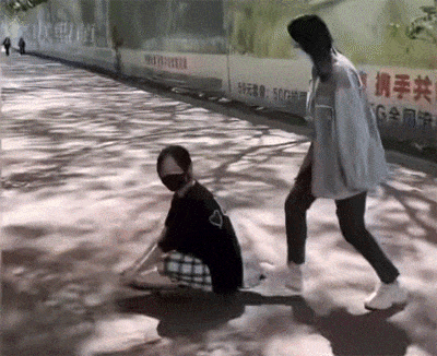 周五福利囧图云飞系列 有风怕啥?不还有打底裤的