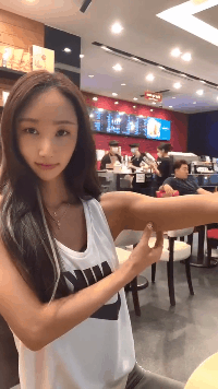 周一内涵囧图云飞系列 美女好亮的黑丝非常吸睛！