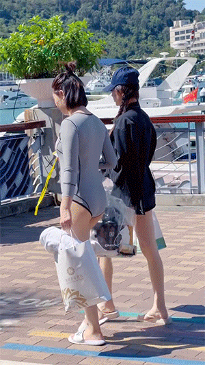 3DM轻松一刻第1731期 美女肩扛少女长腿很亮眼！