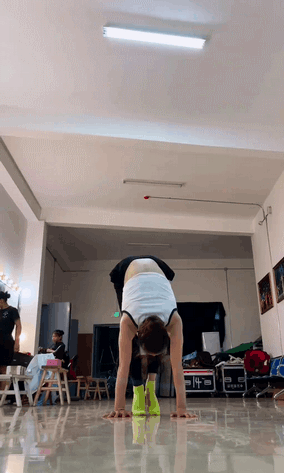 周一内涵囧图云飞系列 小姐姐你挤得也太多了吧！