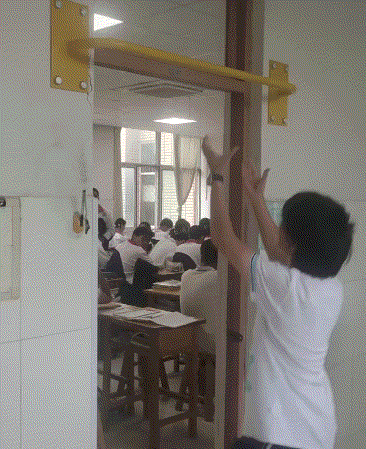 周一内涵囧图云飞系列 小姐姐你挤得也太多了吧！