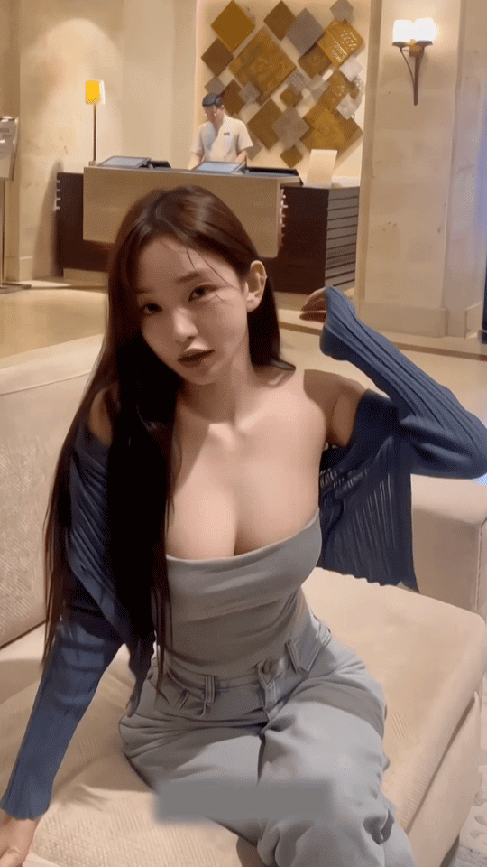 周一内涵囧图云飞系列 小姐姐你挤得也太多了吧！