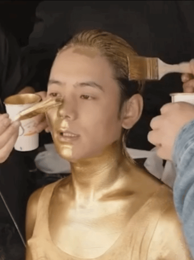 周一內(nèi)涵囧圖云飛系列 美女為何在自己家還戴口罩