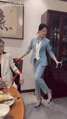 周一內(nèi)涵囧圖云飛系列 大美女穿緊身衣是絕好的！