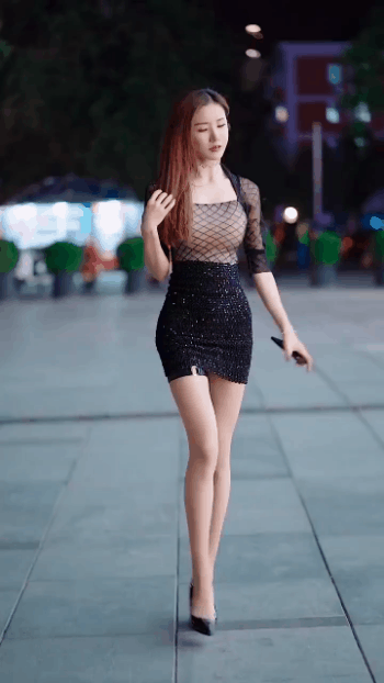 3DM轻松一刻第1743期 性感美女在泳池里凝视你