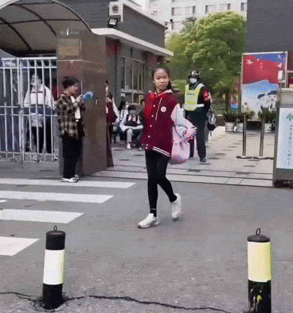 周一内涵囧图云飞系列 美女这舞蹈层次感很好！