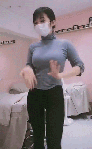 3DM轻松一刻第1743期 性感美女在泳池里凝视你
