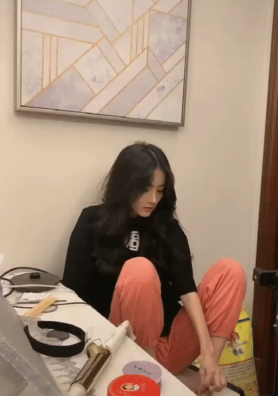 周五福利囧图云飞系列 美女不要挡路啊腿收一下