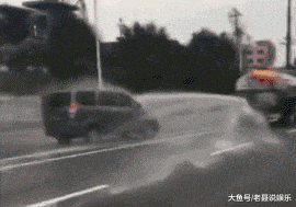 周五福利囧图云飞系列 美女不要挡路啊腿收一下