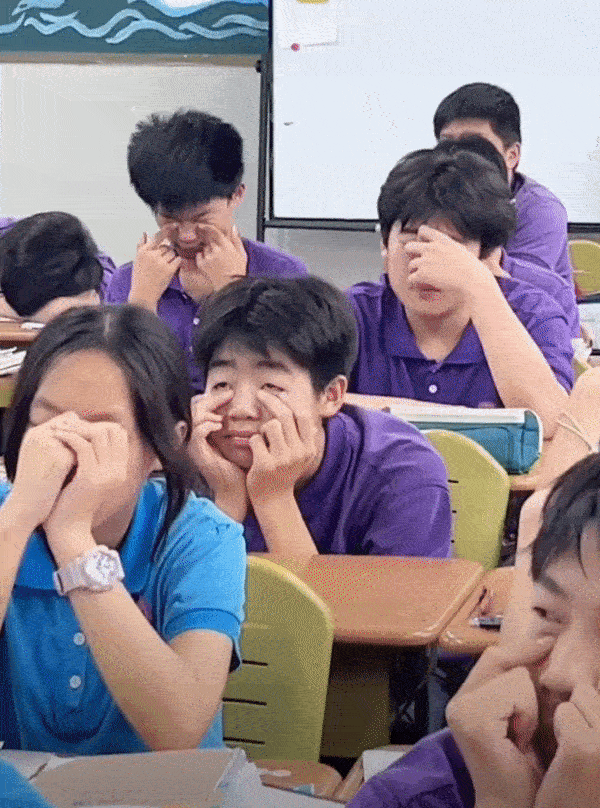周五福利囧图云飞系列 美女不要挡路啊腿收一下