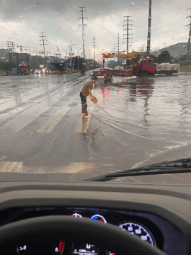 周五福利囧图云飞系列 美女不要挡路啊腿收一下