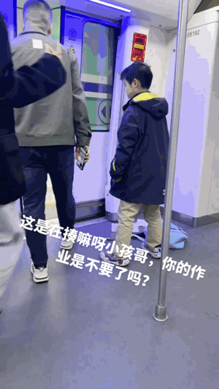 周五福利囧图云飞系列 美女不要挡路啊腿收一下