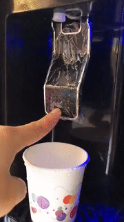 周一内涵囧图云飞系列 空姐总是那么引人注目！