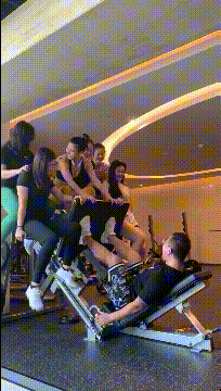 周一内涵囧图云飞系列 空姐总是那么引人注目！