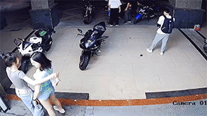 周五福利囧图云飞系列 妹子落水了还不快去帮忙