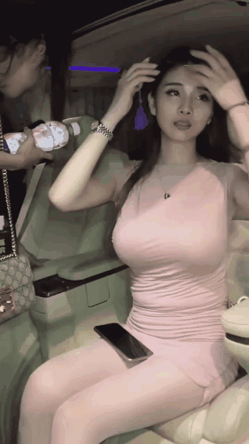 周一内涵囧图云飞系列 出水芙蓉显露性感好身材！