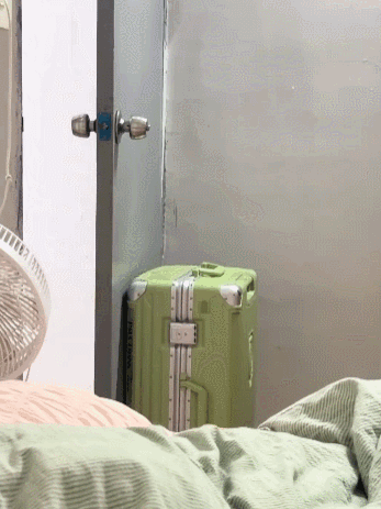周一内涵囧图云飞系列 小姐姐你挤得也太多了吧！