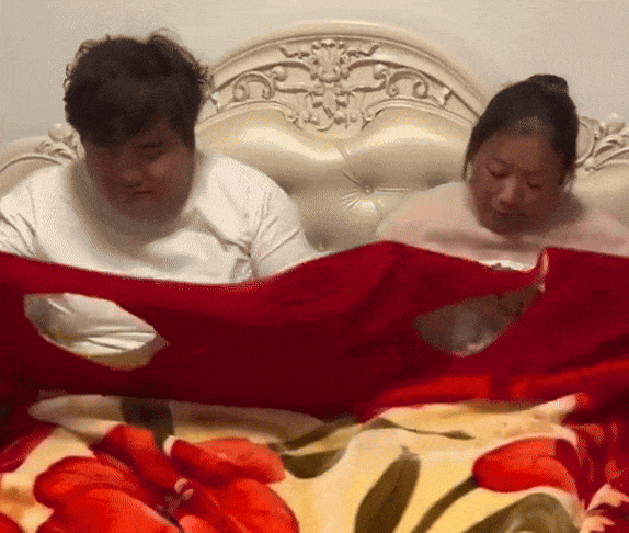 周一内涵囧图云飞系列 小姐姐你挤得也太多了吧！
