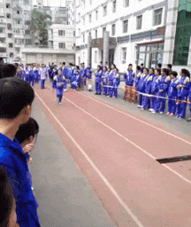 周一内涵囧图云飞系列 小姐姐你挤得也太多了吧！