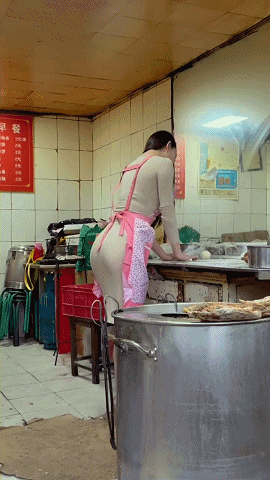 周一内涵囧图云飞系列 裙子都罩不住那点风情了！